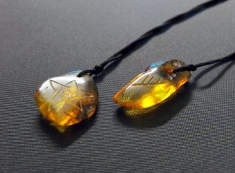 Кому подходит янтарь по знаку зодиака?